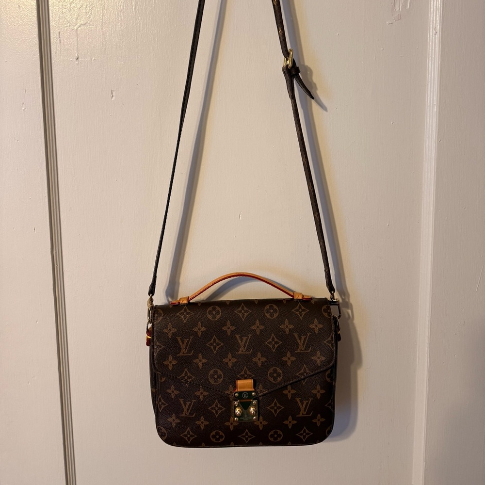 Authentic Louis Vuitton Pochette Métis